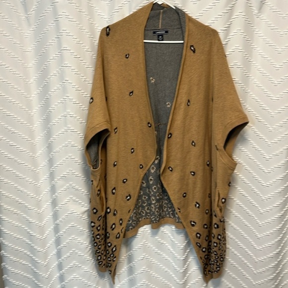 Lands’ End camel Leopard Shawl/Vest - Picture 1 of 6